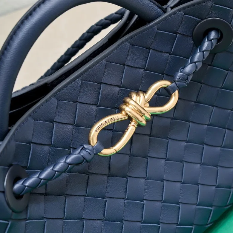 Batch 1860 B's 2023 spring and summer new model continues the brand's woven style with detailed metal knot switch buckles. This time, the shoulder straps are also made into tube weaves, showing different craftsmanship. The carrying method is versatile to create more different looks. Intrecciato woven leather small handbag, equipped with sliding crossbody strap. Internal compartments, including 1 zipper pocket and 2 open pockets with magnetic buckle closure. Size: 25*20*10cm, model: 7463#
